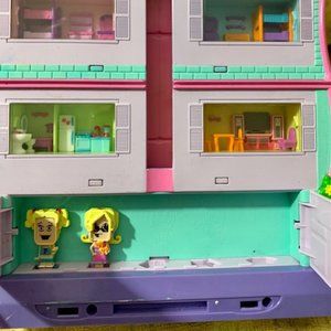 Mattel Pixel Chix ROOMING HOUSE with  2 ROOMIES WORKING Electronic (Batteries)